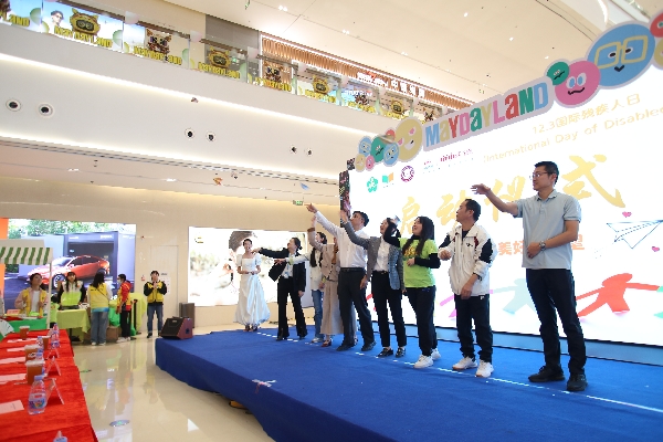 放飞七彩纸飞机